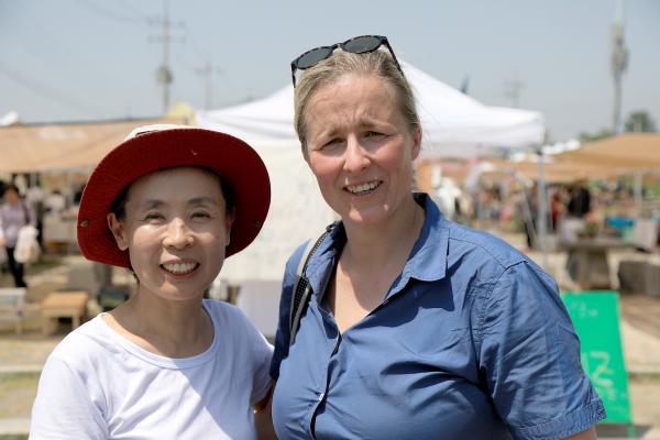 Bild 1 von 4: Jong-hwa (li.) und Susanne (re.), die Meisterinnen des fermentierten Kohls, zusammen auf dem Markt in Südkorea