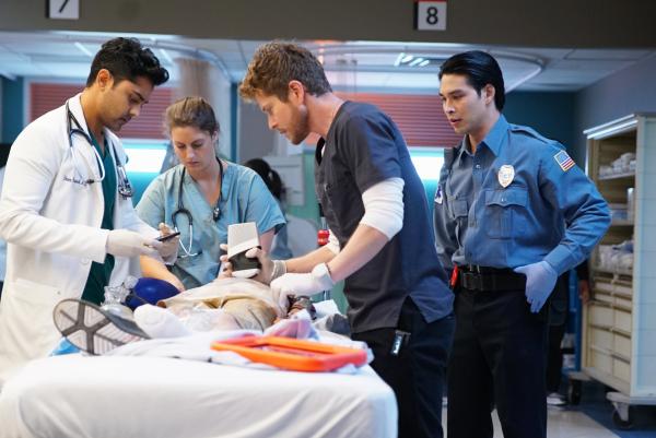 Bild 1 von 18: Dr. Devon Pravesh (Manish Dayal, l.); Dr. Conrad Hawkins (Matt Czuchry, 2. v.r.)