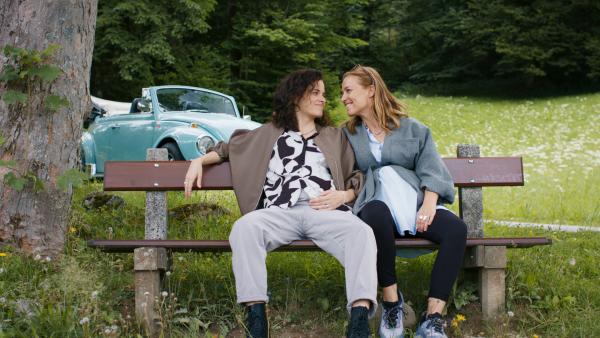 Bild 1 von 8: Franzi (Maxine Kazis, l.) und Alex Winkler-Ertl (Pina Kühr, r.) erleben zeitgleich ihre Schwangerschaft und freuen sich auf ein Leben in einer Großfamilie.