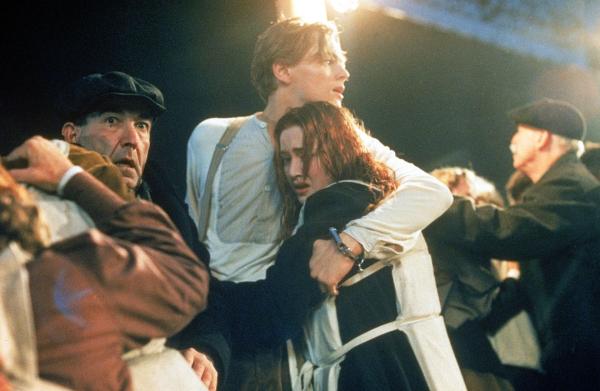 Bild 1 von 17: Auf der Jungfernfahrt der Titanic lernen sich die, aus verschiedenen Klassen stammenden jungen Leute Rose (Kate Winslet, r.) und Jack (Leonardo DiCaprio, M.) kennen. Als die Titanic dann einen riesigen Eisberg rammt, füllt sich der Luxusliner rasend schnell mit Wasser und beginnt zu sinken. Nun beginnt auch für Jack und Rose ein verzweifelter Kampf ums Überleben ...