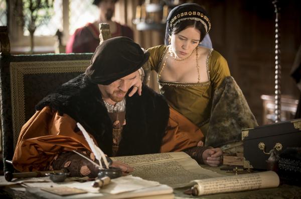 Bild 1 von 5: König Henry VIII. (Damian Lewis) und Königin Anne Boleyn (Claire Foy) überarbeiten das Thronfolgegesetz.