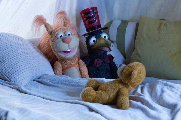 Bild 1 von 4: Ella (Anna Menzel) und Rudi (Lennart Morgenstern) haben es sich in der Kuschelecke gemütlich gemacht. Sie schauen sich zusammen die spannende Geschichte Trolltag an.