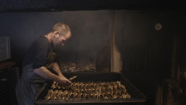Bild 1 von 20: Fischer Thomas Amort bei den Vorbereitungen zum Schwarzreiter-Räuchern während ServusTVs \
