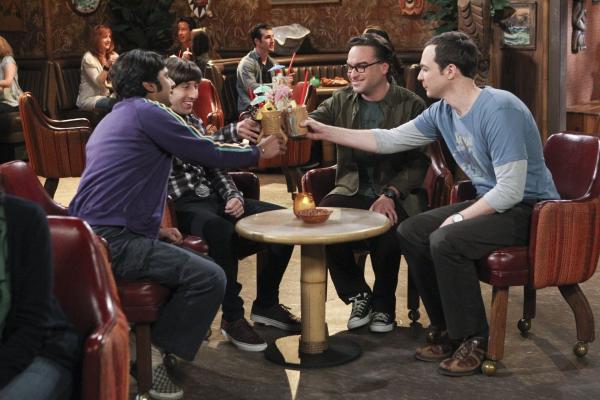 Bild 1 von 13: Stoßen auf den Nachwuchs an: Howard (Simon Helberg, 2.v.l.), Leonard (Johnny Galecki, 2.v.r.), Raj (Kunal Nayyar, l.) und Sheldon (Jim Parson, r.) ...
