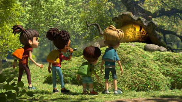 Bild 1 von 3: Die Dorfbande stößt auf ein riesiges Hornissennest im Wald, das sie aus sicherer Entfernung begutachten.