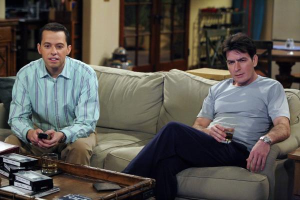 Bild 1 von 9: Da Alan (Jon Cryer, l.) einsehen muss, dass sein Sohn dabei ist, die Kindheit hinter sich zu lassen, schaut er sich gemeinsam mit Charlie (Charlie Sheen, r.) Kindervideos von Jake an ...