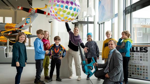 Bild 1 von 3: Checkerin Marina im Deutschen Museum in München mit Kindern.© BR/megaherz Gmbh/Hans-Florian Hopfner - Honorarfreie Verwendung gemäß AGB im redaktionellen Zusammenhang mit genannter Sendung bei Nennung \