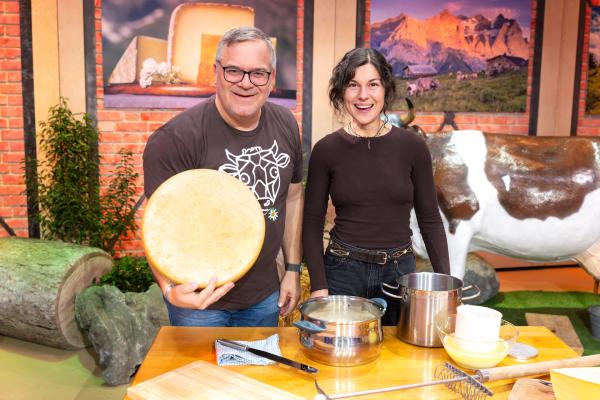 Bild 1 von 3: Sennerin Lena Rief berichtet von ihrer Arbeit und erklärt den Unterschied zwischen Alm und Alp.