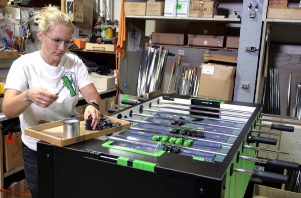 Bild 1 von 2: Montage der Stangen. Wie im echten Leben: 22 Spieler.