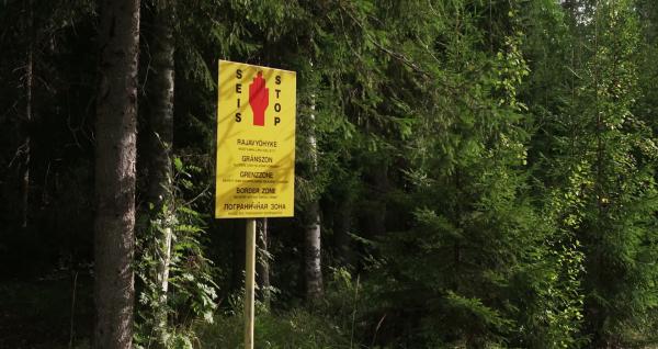 Bild 1 von 5: Russlands Angriffskrieg auf die Ukraine hat in Schweden und Finnland zu einer sicherheitspolitischen Zeitenwende geführt. Die beiden skandinavischen Länder, die jahrzehntelang ihre militärische Neutralität betonten, treten der NATO bei. Beide verfügen über schlagkräftige Armeen, die die NATO deutlich stärken. Im Gegenzug sichert die NATO-Mitgliedschaft Schweden und Finnland im Angriffsfall gemeinsame militärische Verteidigung zu. Russland hat bereits vor Konsequenzen gewarnt. Gerade durch den Beitritt Finnlands kommt es zu einer neuen 1300 Kilometer langen Grenze zwischen einem Nato-Mitglied und Russland. Genau solch ein Heranrücken wollte der russische Präsident Putin stets vermeiden. Im Bild: Die grüne Grenze zwischen Finnland und der Russischen Föderation ist über 1300 Kilometer lang. Hinweisschilder im Wald weisen darauf hin, wo die Sperrzone beginnt, die nicht betreten werden darf.