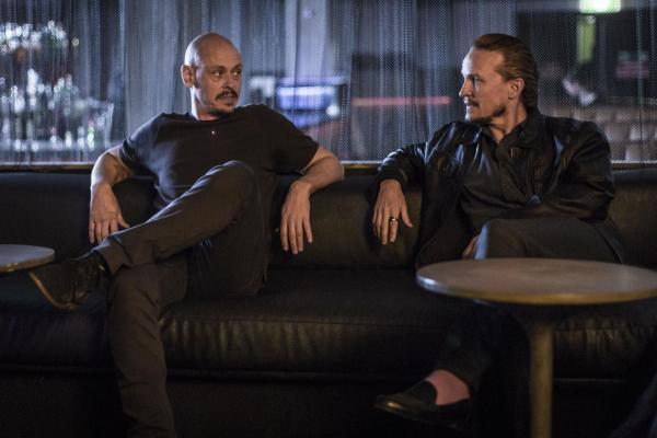 Bild 1 von 9: Ray Shoesmith (Scott Ryan, l.); Freddy (Damon Herriman, r.)
