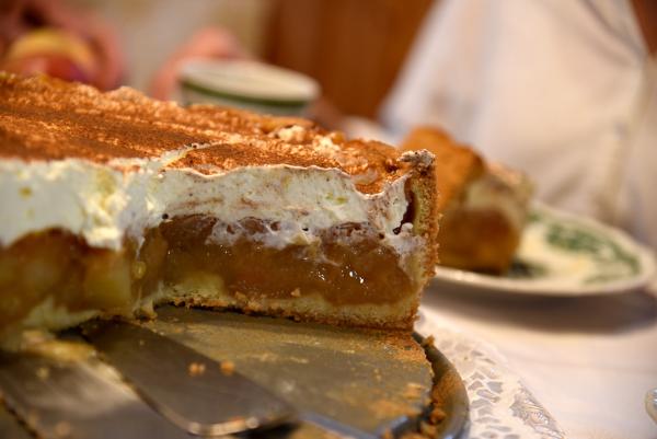 Bild 1 von 4: Die von Margarita Huber vom Anderlbauer in Frasdorf selbstgemachte Apfel-Weintorte besticht durch ihre saftige Konsistenz und ihren feinen Geschmack.