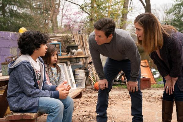 Bild 1 von 13: (v.l.n.r.) Juan (Gustavo Quiroz); Lita (Julianna Gamiz); Pete (Mark Wahlberg); Ellie (Rose Byrne)