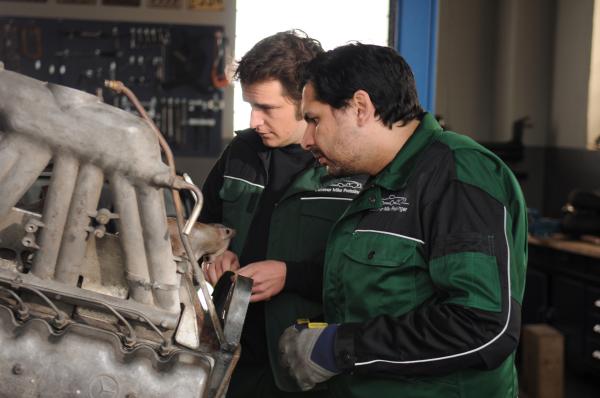 Bild 1 von 13: Flori und Tuncay in der Werkstatt. Von links: Florian Brunner (Tommy Schwimmer) und Tuncay Kaya (Levent Özdil).