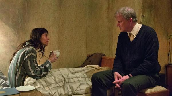 Bild 1 von 4: Joe (Charlotte Gainsbourg, l.); Seligman (Stellan Skarsgård, r.)