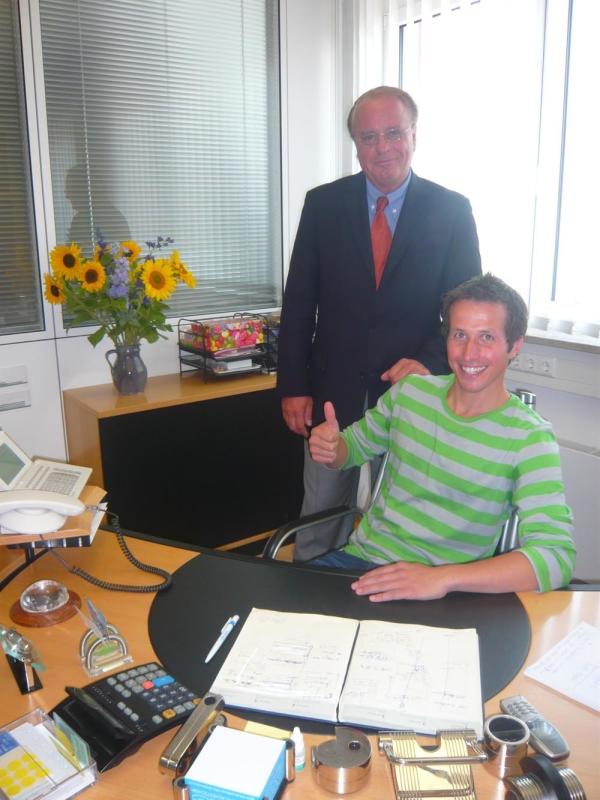 Bild 1 von 7: Willi (sitzend) mit Gummibärchenchef Herbert Mederer, Fürth.