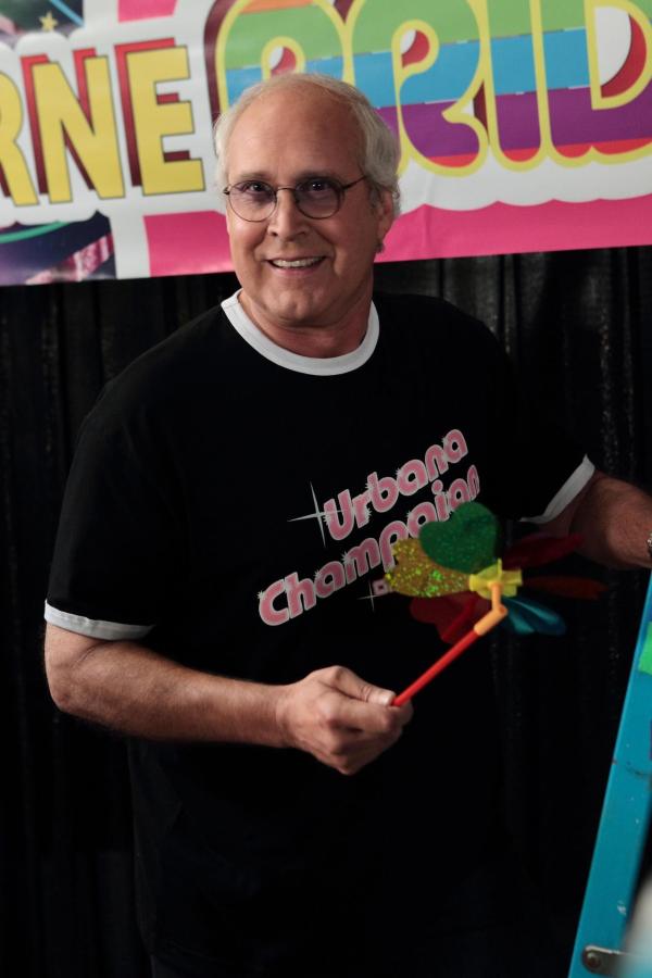 Bild 1 von 11: Seine Feuchttücher kommen so gut an, dass Pierce (Chevy Chase) beschließt, eine Schwulenparty in Greendale zu geben, um den Verkauf anzukurbeln. Alles läuft nach Plan, bis sein strenger Vater Cornelius Hawthorn auftaucht ...