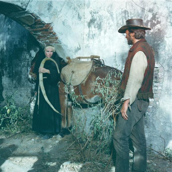 Bild 1 von 11: Der amerikanische Söldner Hogan (Clint Eastwood, r.) lernt die als Nonne verkleidete Prostituierte Sara (Shirley MacLaine, l.) kennen. Zwischen ihnen entsteht schnell mehr als nur Freundschaft ...