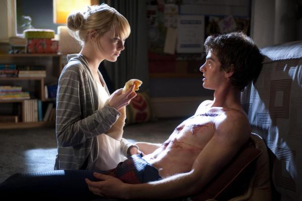 Bild 1 von 19: Hals über Kopf verliebt sich Peter Parker (Andrew Garfield, r.) in die liebenswerte Gwen (Emma Stone, l.). nicht ahnend, dass ihr Vater Captain George Stacy vom NYPD ist. Wie soll er ihr schonend klarmachen, dass er der polizeilich gesuchte Spiderman ist?