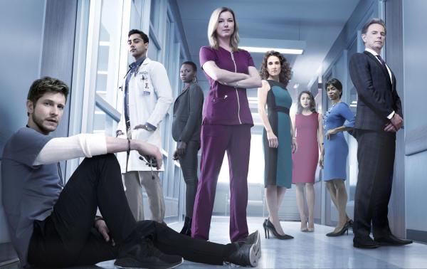 Bild 1 von 15: (1. Staffel) - Die Ärzte des Chastain Park Memorial Hospitals lernen den harten Krankenhausalltag kennen und müssen sich schnell von ihren Illusionen verabschieden: (v.l.n.r.) Dr. Conrad Hawkins (Matt Czuchry); Dr. Devon Pravesh (Manish Dayal); Dr. Mina Okafor (Shaunette Renée Wilson); Nicolette Nevin (Emily VanCamp); Dr. Lane Hunter (Melina Kanakaredes); Renata Morali (Moran Atias); Claire Thorpe (Merrin Dungey) und Dr. Randolph Bell (Bruce Greenwood) ...