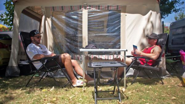 Bild 1 von 2: Sascha (li.) und Dennis haben es sich auf dem Campingplatz gemütlich gemacht
