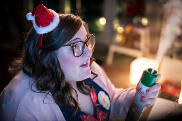 Bild 1 von 9: Yvonne (Giulia Becker) ist ganz angetan vom Duft ihres Raumsprays.