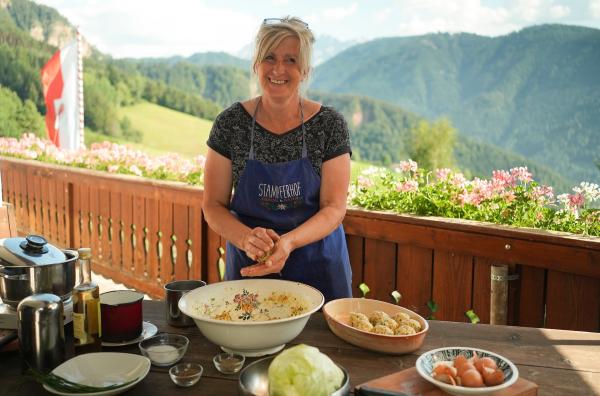 Bild 1 von 4: Veronika Stampfer züchtet Schweine und kreiert ihren eigenen Bauernspeck. Mit diesem kocht sie das beliebte Alltagsgericht der Südtiroler Bauern: Knödel.