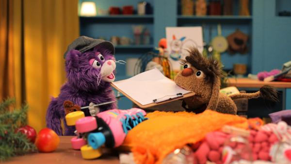 Bild 1 von 3: MiWau und Moppi räumen gemeinsam das Chaos auf Moppis Schlafplatz auf.
© rbb/Anderthalb - Honorarfreie Verwendung gemäß AGB im redaktionellen Zusammenhang mit genannter Sendung bei Nennung \