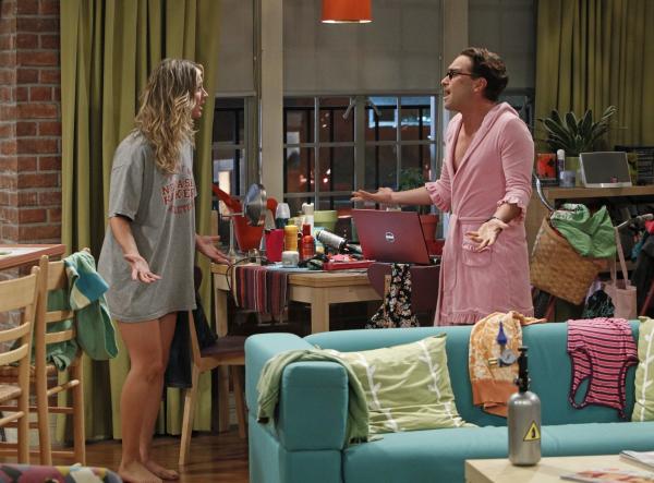 Bild 1 von 25: Als die NASA Howards Mission verschiebt, werden seine gesamten Hochzeitspläne gefährdet. Währenddessen sagt Leonard (Johnny Galecki, r.) etwas zu Penny (Kaley Cuoco, l.), das sie sehr überrascht ...
