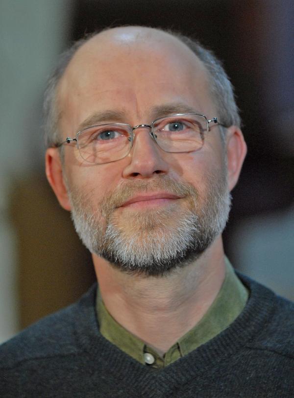 Bild 1 von 1: Harald Lesch erklärt in acht Folgen die Physik Albert Einsteins - vom Photoeffekt über Schwarze Löcher, Gravitationslinien bis hin zur Bedeutung, die Einsteins Erkenntnisse für unser heutiges Leben haben.