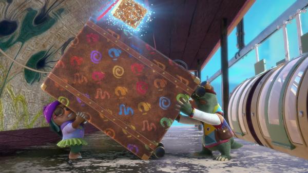 Bild 1 von 3: Moley und Dotty mühen sich ziemlich ab mit dem sperrigen Schrank, den sie für Moleys Mutter durch die halbe Stadt bugsieren sollen.© ZDF/Two Daughters Entertainment Ltd 2022 - Honorarfreie Verwendung gemäß AGB im engen inhaltlichen redaktionellen Zusammenhang mit genannter Sendung bei Nennung \