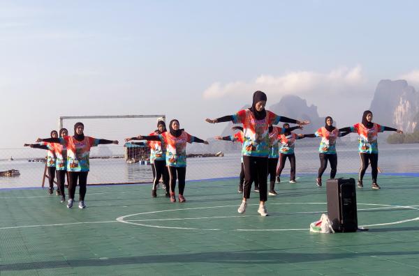 Bild 1 von 5: Der schwimmende Fußballplatz ist auch für die lokale Frauen-Aerobic-Gruppe eine wichtige Sportstätte.