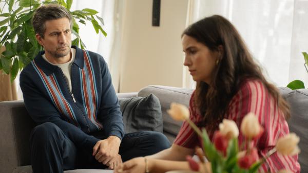 Bild 1 von 3: Für Lisa (Chryssanthi Kavazi) und Frank (Tom Beck) kann es so nicht mehr weiter gehen.