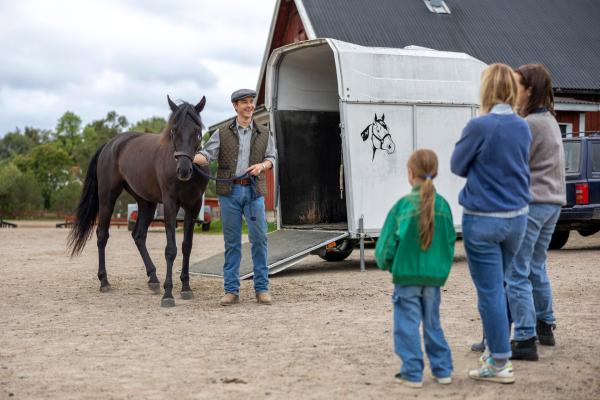 Bild 1 von 4: Tommy (Jonas Karlsson, l.) nutzt seine Machtposition gegenüber der jungen Frida (Amanda Jansson, 2.v.r.) gnadenlos aus. Doch auch seine Frau Lotta (Malin Persson, r.) und seine Tochter Victoria (Emma Comstedt, 2.v.l.) sind ihm ausgeliefert.