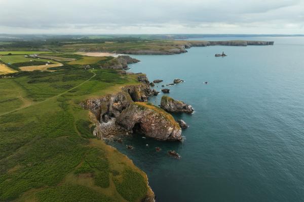 Bild 1 von 6: Die felsige Küste des Pembrokeshire Nationalparks.