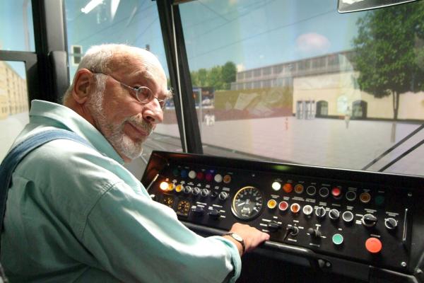 Bild 1 von 4: Im Bahnsimulator schafft es Peter (Peter Lustig) in nur 12 Minuten zum Elchwinkel.
