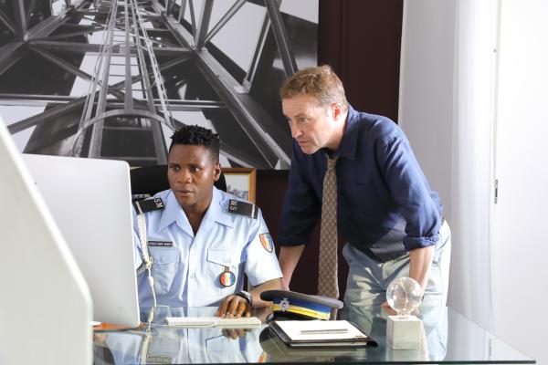 Bild 1 von 3: JP Hooper (Tobi Bakare, l.) zeigt seinem Chef DI Jack Mooney (Ardal O'Hanlon, r.) neuste Ergebnisse der Ermittlungen.