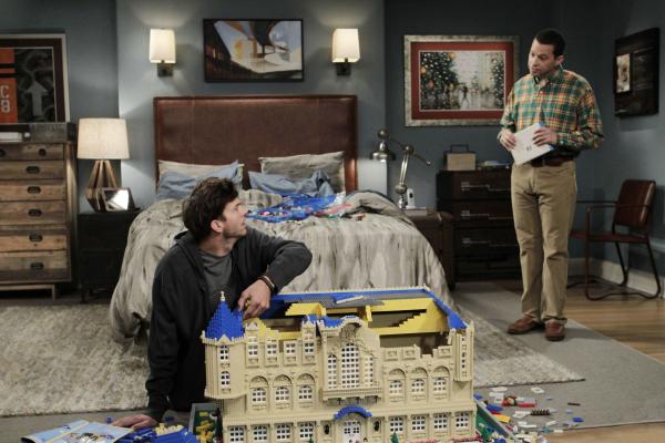Bild 1 von 13: Die Trennung von Zoey macht Walden (Ashton Kutcher, l.) schwer zu schaffen, bei jeder Kleinigkeit rastet er deshalb aus. Alan (Jon Cryer, r.) versucht, ihn aufzumuntern, doch wird er es schaffen?