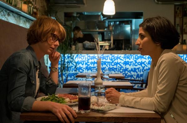 Bild 1 von 22: Im Bild: Branka (Neda Rahmanian, re.) setzt sich zu Brigita (Sarah Bauerett) und zeigt ihr ein blutiges Geschirrtuch.