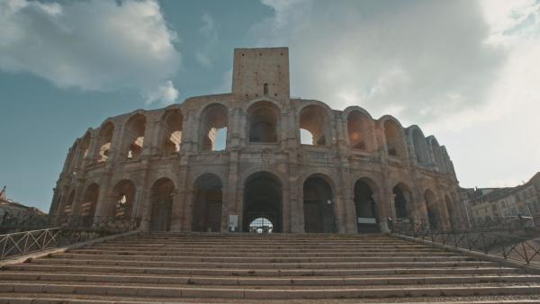 Bild 1 von 3: Das Amphitheater in Arles ist 21 Meter hoch und 450 Meter lang. Mit seinen 60 Arkaden ist es eine Nachbildung des Kolosseums in Rom.