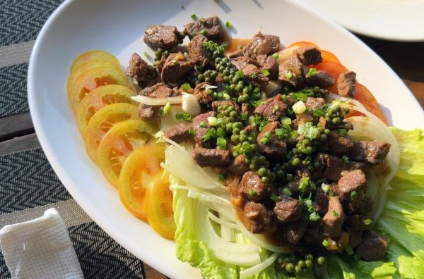 Bild 1 von 2: Rindfleisch mit grünem Pfeffer aus Kambodscha: Lôc Lac