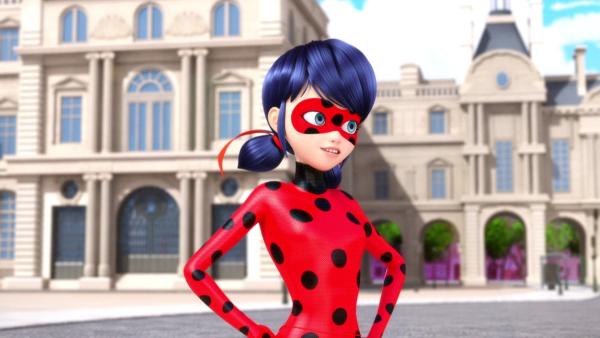 Bild 1 von 3: Als Mylenes Vater Fred seine Rolle also Pantomime bei einem Theaterstück verliert, macht sich Hawk Moth dessen Wut zunutze und verwandelt ihn in den Mimen, einen stummen Bösewicht mit dem Plan, Paris zu zerstören. Unterdessen löscht Marinette versehentlich ein Video von Ladybug, das Alya für ihren Blog gemacht hat.