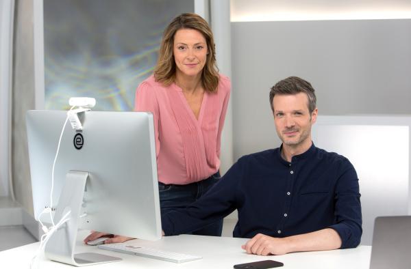 Bild 1 von 1: Deepfake-Videos, also Videos, in denen Personen von einer künstlichen Intelligenz täuschend echt nachgebildet werden, werden zu einer immer größeren Gefahr. Die Technologie wird immer fortschrittlicher und schon jetzt wird es immer schwerer, Fälschungen zu identifizieren. Welche Folgen das für uns alle haben kann, berichten Anja Reschke (l.) und Adrian Pflug (r.) in \