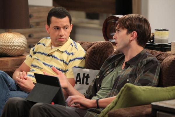 Bild 1 von 14: Zufällig trifft Walden (Ashton Kutcher, r.) in einer Bar auf Charlies ehemalige Stalkerin Rose. Sie schafft es, sein Herz für sich zu gewinnen, was Alan (Jon Cryer, l.) nicht fassen kann ...