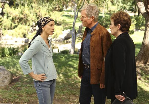 Bild 1 von 14: Während Susan hinter Mikes Geheimnis kommt, bekommt Lynette (Felicity Huffman, l.) Besuch von ihrem Stiefvater (Richard Chamberlain, M.), den sie seit 30 Jahren nicht gesehen hat und erfährt, warum er ihre Mutter (Polly Bergen, r.) damals verlassen hat ...