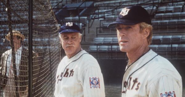 Bild 1 von 14: Eine Schussverletzung hat die Karriere des Baseballspielers Roy Hobbs (Robert Redford, r.) jäh beendet. Coach Red Blow (Richard Farnsworth, M.) ist eher skeptisch als Rob das Training wieder aufnehmen will ...