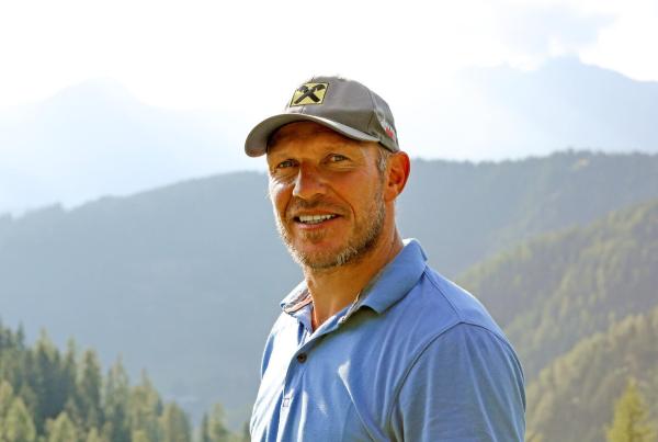 Bild 1 von 34: Im Bild: Hermann Maier vor dem Dachsteinmassiv mit dem Dreigestirn Torstein, Mitterspitz, Hoher Dachstein: ein Stück Heimat für ihn, der einst in Schladming zur Schule ging.