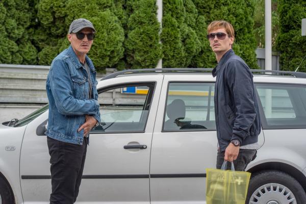 Bild 1 von 1: Im Bild: Richy (Georg Friedrich) und Tom (Christopher Schärf) beschließen den Bus zu kapern.