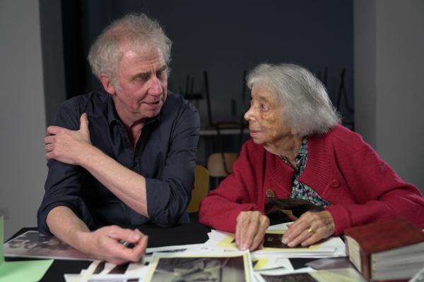 Bild 1 von 1: Achtmal besuchte Regisseur und Autor Raymond Ley die Holocaustüberlebende Margot Friedländer und suchte mit ihr Orte ihrer Jugend auf. Daraus entstand ein außergewöhnliches Porträt. Zum 104. Geburtstag gedenkt \