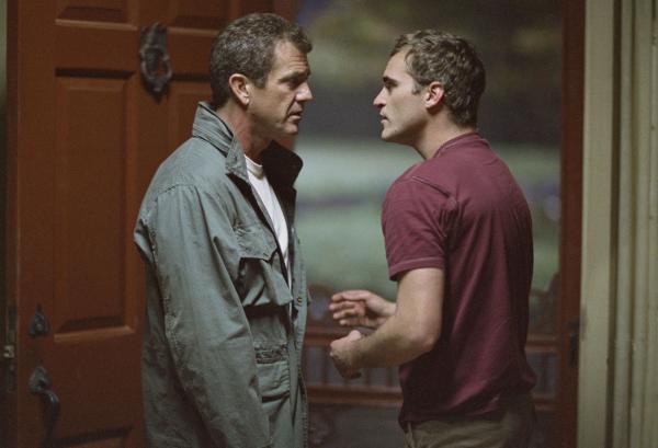 Bild 1 von 13: Nach dem Unfalltod seiner Frau hat Graham Hess (Mel Gibson, l.) den Talar und seinen Glauben abgelegt und lebt nun mit Bruder (Joaquin Phoenix, r.) und Kindern zurückgezogen auf einer Farm. Doch dann muss er erfahren, dass es zwischen Himmel und Hölle weit mehr gibt, als der Verstand erfassen kann ...